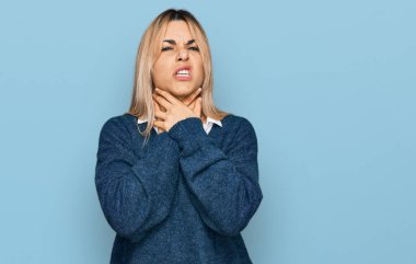 Günlük giysiler içinde genç beyaz bir kadın boğularak öldü diye bağırıyor. Sağlık problemi. Boğulma ve intihar konsepti. 