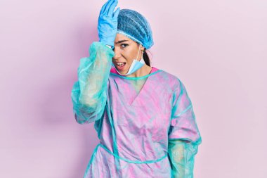 Cerrah üniforması giyen esmer bir kadın ve tıbbi maske takan bir kadın. Hatalı olduğunu unutma. Unuttum, kötü hafıza kavramı. 