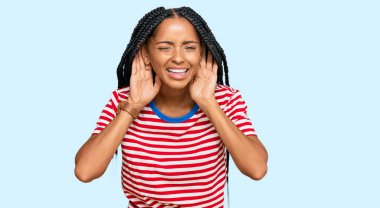 Gündelik giysiler giyen güzel İspanyol kadın iki elini de kulak hareketlerini duymaya çalışıyor, dedikoduya meraklı. İşitme sorunu, sağır 