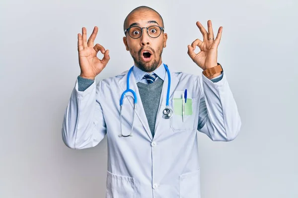 Homem Adulto Hispânico Vestindo Uniforme Médico Estetoscópio Olhando Surpreso Chocado — Fotografia de Stock