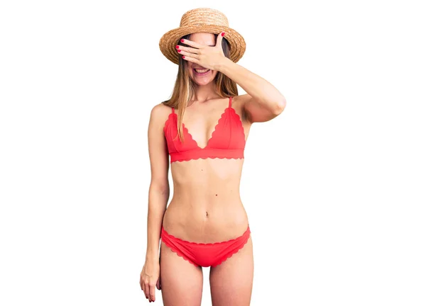 Bella Bruna Giovane Donna Che Indossa Bikini Sorridente Ridente Con — Foto Stock