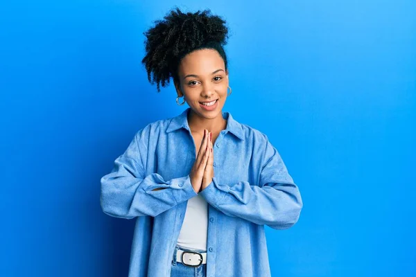 Jong Afrikaans Amerikaans Meisje Dragen Casual Kleding Bidden Met Handen — Stockfoto