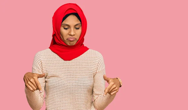 Ung Afrikansk Amerikansk Kvinna Bär Traditionell Islamisk Hijab Halsduk Pekar — Stockfoto