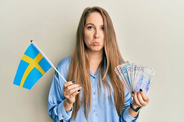 Jonge Blonde Vrouw Met Zweedse Vlag Kroon Bankbiljetten Depressief Zorgen — Stockfoto