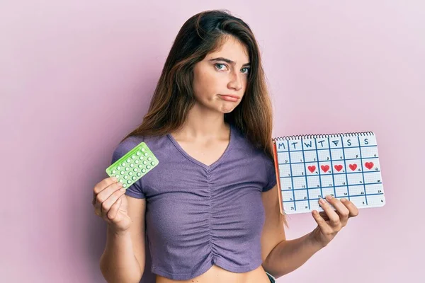 Jovem Caucasiana Segurando Pílulas Anticoncepcionais Calendário Menstrual Deprimido Preocupar Com — Fotografia de Stock