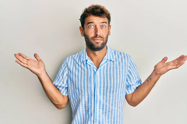 Hombre Guapo Con Barba Llevando Camisa Casual Despistado Confundido Con —  Fotos de Stock