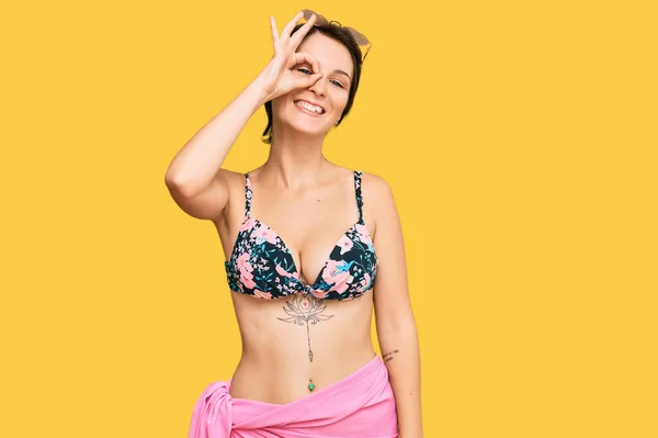 Ung Brunett Kvinna Med Kort Hår Bär Bikini Leende Glad — Stockfoto