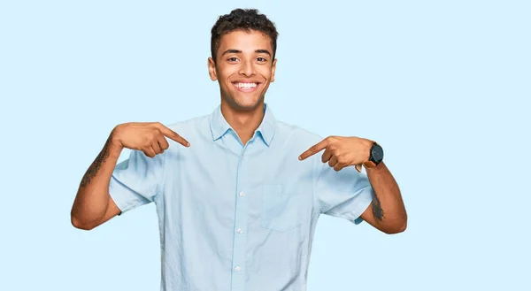 年轻英俊的美国黑人 穿着休闲装 面带笑容 带着自信 用手指指着自己 自豪而快乐 — 图库照片