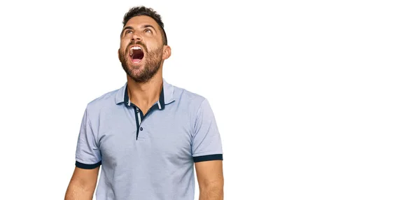 Homem Bonito Com Barba Vestindo Roupas Casuais Irritado Louco Gritando — Fotografia de Stock