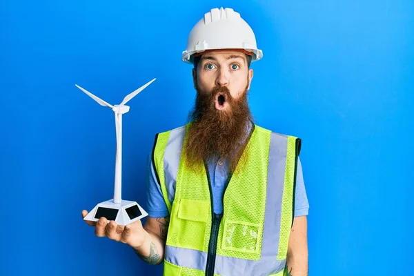 Homem Ruivo Com Barba Longa Segurando Moinho Solar Para Eletricidade — Fotografia de Stock