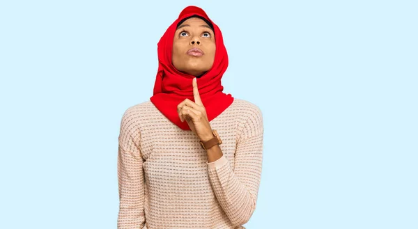 Wanita Muda African American Mengenakan Syal Hijab Islamik Tradisional Berpikir — Stok Foto