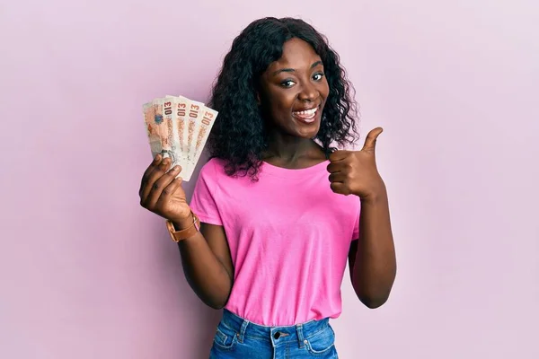 Hermosa Mujer Joven Africana Sosteniendo Billetes Libras Del Reino Unido — Foto de Stock