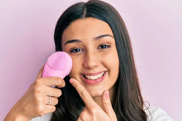 Junge Hispanische Frau Benutzt Peeling Reiniger Lächelt Glücklich Und Zeigt — Stockfoto
