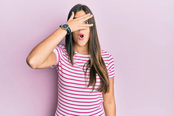 Jeune Femme Brune Portant Des Vêtements Décontractés Sur Fond Rose — Photo