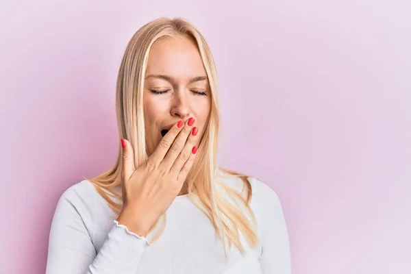 Joven Chica Rubia Vestida Con Ropa Casual Aburrida Bostezando Cansada —  Fotos de Stock