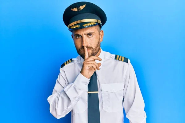 Homem Bonito Com Barba Vestindo Uniforme Piloto Avião Pedindo Para — Fotografia de Stock