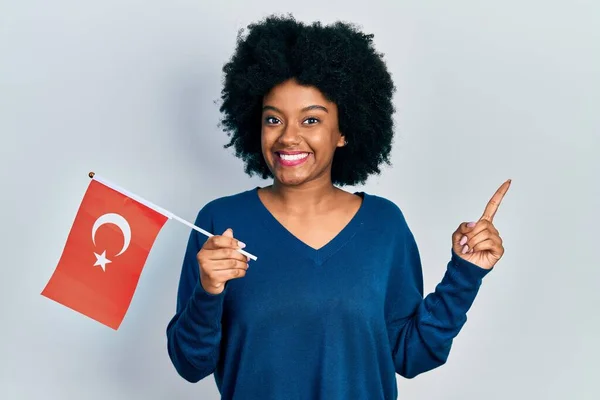 Young African American Woman Holding Turkey Flag Smiling Happy Pointing — Stock Photo, Image