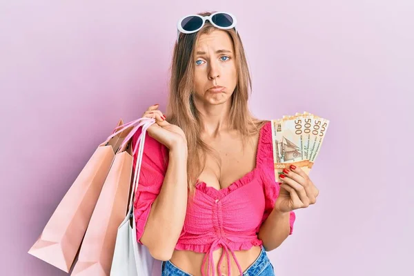 Hermosa Mujer Caucásica Sosteniendo Bolsas Compras 500 Noruego Deprimido Preocupación — Foto de Stock