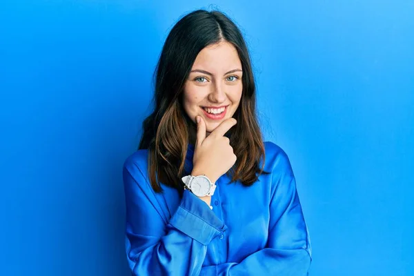 Mujer Morena Joven Con Camisa Azul Casual Mirando Con Confianza —  Fotos de Stock