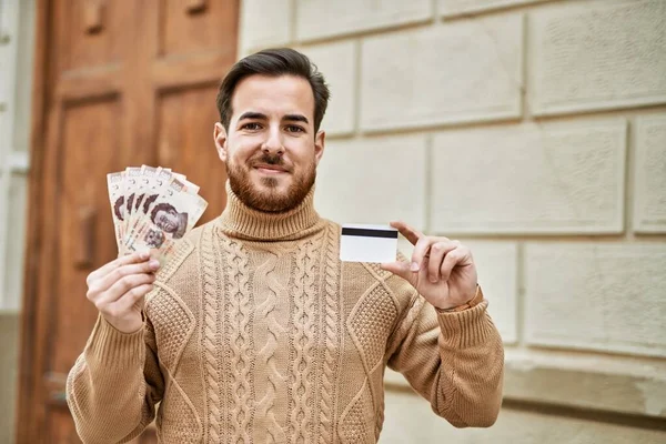 Jonge Blanke Man Met Mexicaanse Peso Bankbiljetten Creditcard Stad — Stockfoto