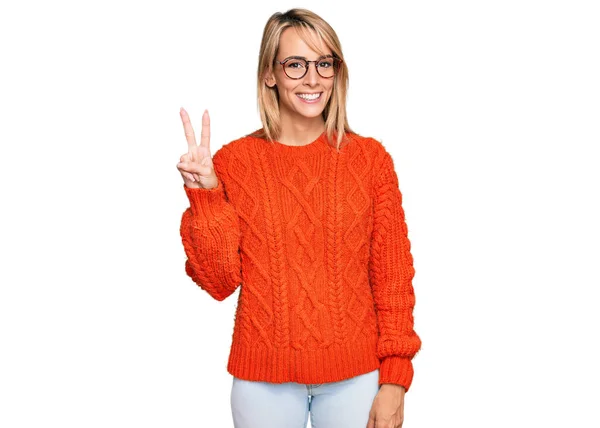 Schöne Blonde Frau Trägt Lässige Kleidung Und Brille Und Zeigt — Stockfoto