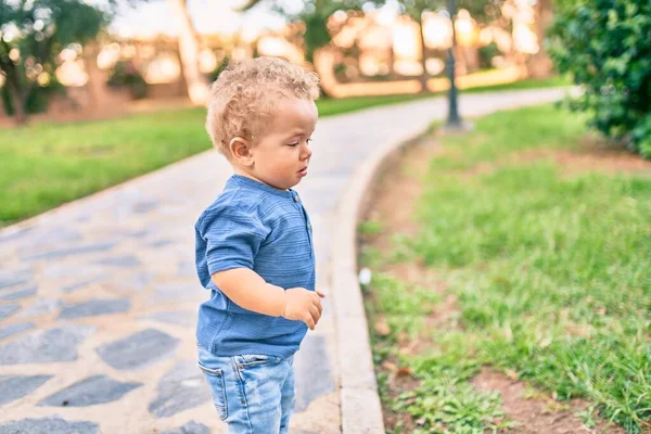 Söt Och Ledsen Liten Pojke Gråter Har Ett Utbrott Parken — Stockfoto