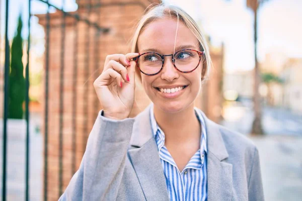 Young Blonde Businesswoman Smiling Happy Walking City — Stock Photo, Image