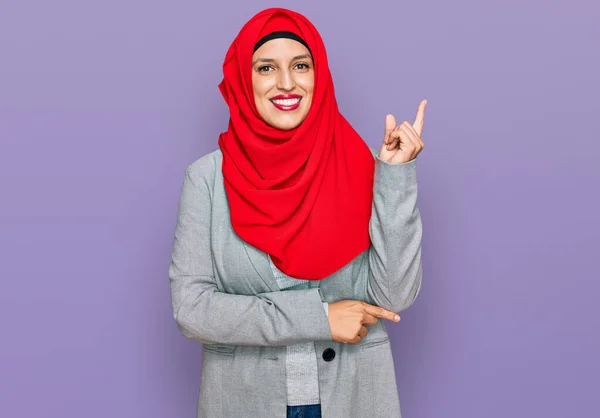 Mulher Hispânica Bonita Vestindo Tradicional Lenço Islâmico Hijab Sorrindo Feliz — Fotografia de Stock
