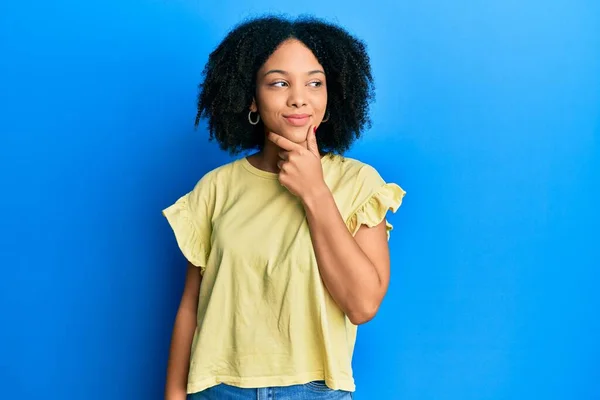 Junge Afrikanisch Amerikanische Mädchen Lässiger Kleidung Mit Der Hand Kinn — Stockfoto