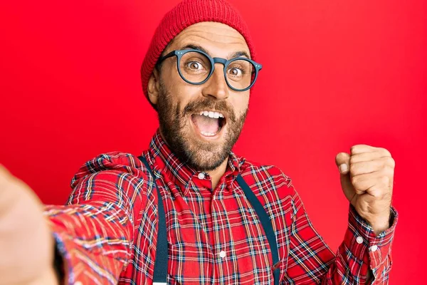 Hombre Hipster Guapo Con Barba Tomando Una Foto Selfie Con —  Fotos de Stock