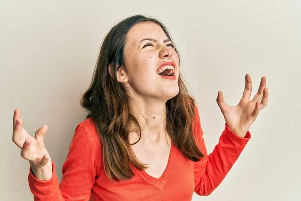 Jovem Morena Vestindo Roupas Casuais Louca Louca Gritando Gritando Com — Fotografia de Stock