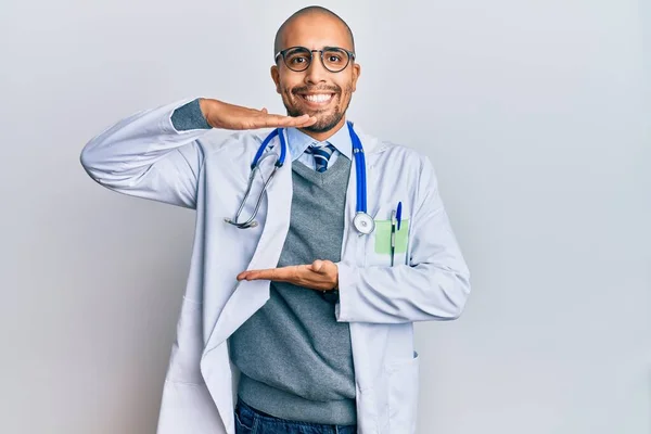 Hispanic Adult Man Wearing Doctor Uniform Stethoscope Gesturing Hands Showing — Stock Photo, Image