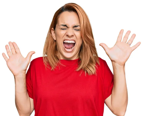 Mujer Joven Hispana Vistiendo Una Camiseta Roja Casual Celebrando Locos — Foto de Stock