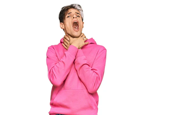 痛みを伴う奇妙なので カジュアルなピンクのスウェットシャツを着て若いヒスパニック系の男が叫んで窒息します 健康上の問題 窒息死と自殺の概念は — ストック写真