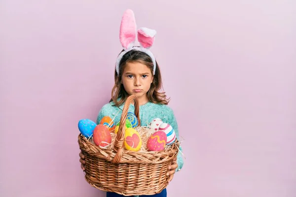 Kleine Schöne Mädchen Mit Niedlichen Osterhasenohren Halten Weidenkorb Mit Bunten — Stockfoto