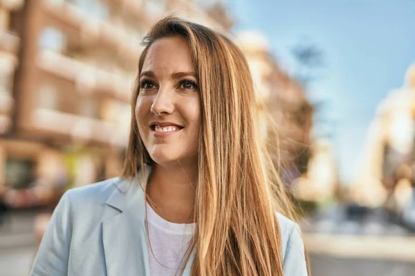 Young Blonde Businesswoman Smiling Happy Standing City — Stock Photo, Image