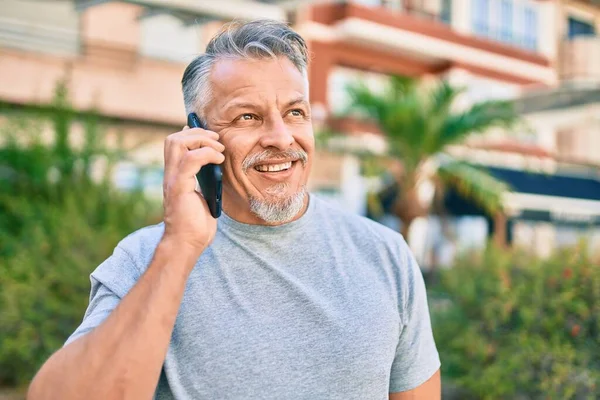 Hombre Pelo Gris Hispano Mediana Edad Sonriendo Feliz Hablando Teléfono —  Fotos de Stock