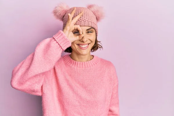 Giovane Donna Bruna Con Cappello Lana Carino Che Gesto Con — Foto Stock