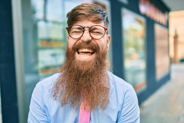 Giovane Uomo Affari Rossa Con Lunga Barba Sorridente Felice Passeggiando — Foto Stock