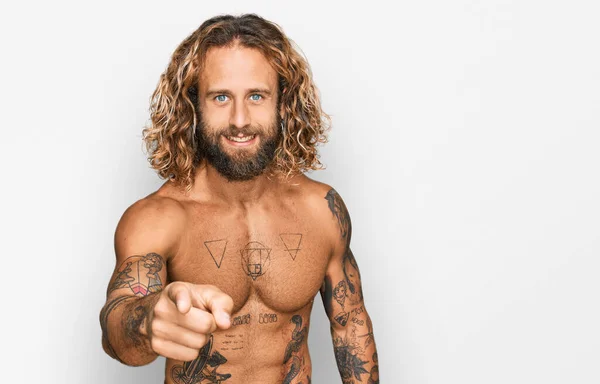 Handsome Man Beard Long Hair Standing Shirtless Showing Tattoos Pointing — Stock Photo, Image