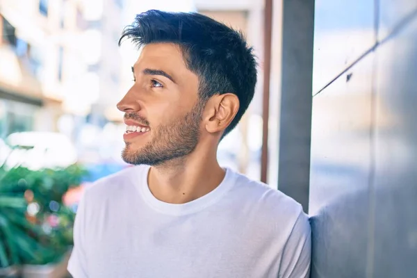 Joven Latino Sonriendo Feliz Apoyado Pared Ciudad —  Fotos de Stock