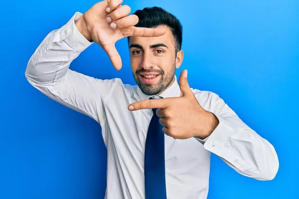 Joven Hombre Hispano Vistiendo Ropa Negocios Sonriendo Haciendo Marco Con —  Fotos de Stock