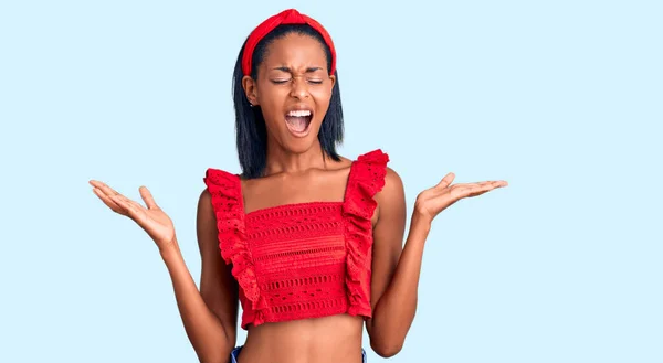 Jonge Afro Amerikaanse Vrouw Draagt Casual Zomerkleren Die Gek Gek — Stockfoto