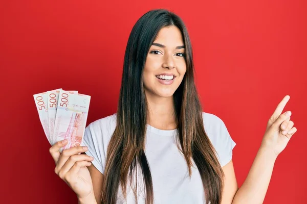 Joven Morena Sosteniendo 500 Billetes Coronas Suecas Sonriendo Feliz Señalando — Foto de Stock