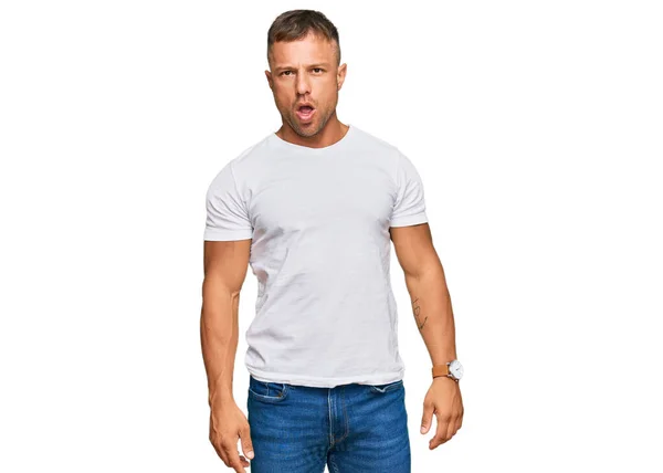 Schöner Muskelmann Lässigem Weißem Shirt Schockgesicht Sieht Skeptisch Und Sarkastisch — Stockfoto
