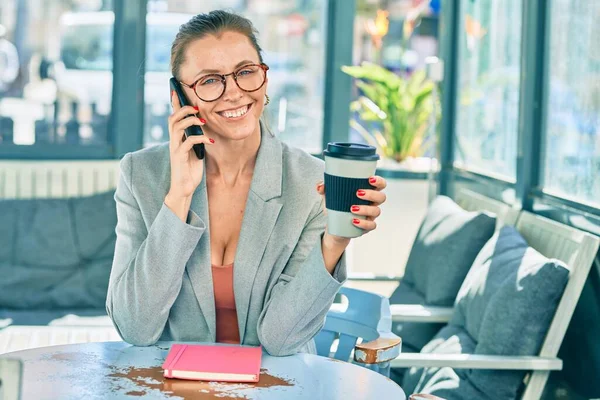 Ung Blond Affärskvinna Talar Smartphone Och Dricka Kaffe Kaféet — Stockfoto