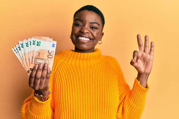 Jovem Afro Americana Segurando Notas Euro Fazendo Assinar Com Dedos — Fotografia de Stock