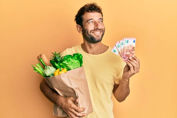 Bonito Homem Com Barba Segurando Mantimentos Notas Euros Sorrindo Olhando — Fotografia de Stock