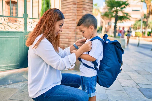 Mãe Latina Colocando Mochila Seu Filho Estudante Cidade — Fotografia de Stock