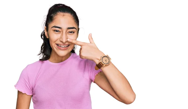 Іспанська Дівчинка Підліток Зубними Дужками Повсякденному Одязі Вказує Пальцем Обличчя — стокове фото